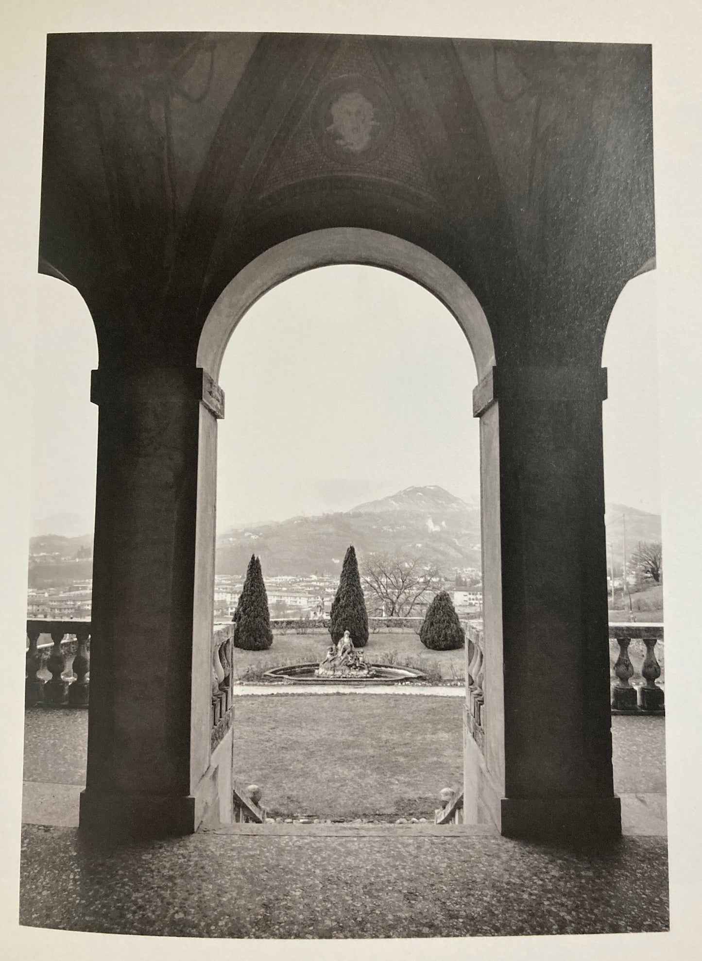Trager, Philip. The Villas of Palladio. Photographs by Philip Trager. Text by Vincent Scully.
