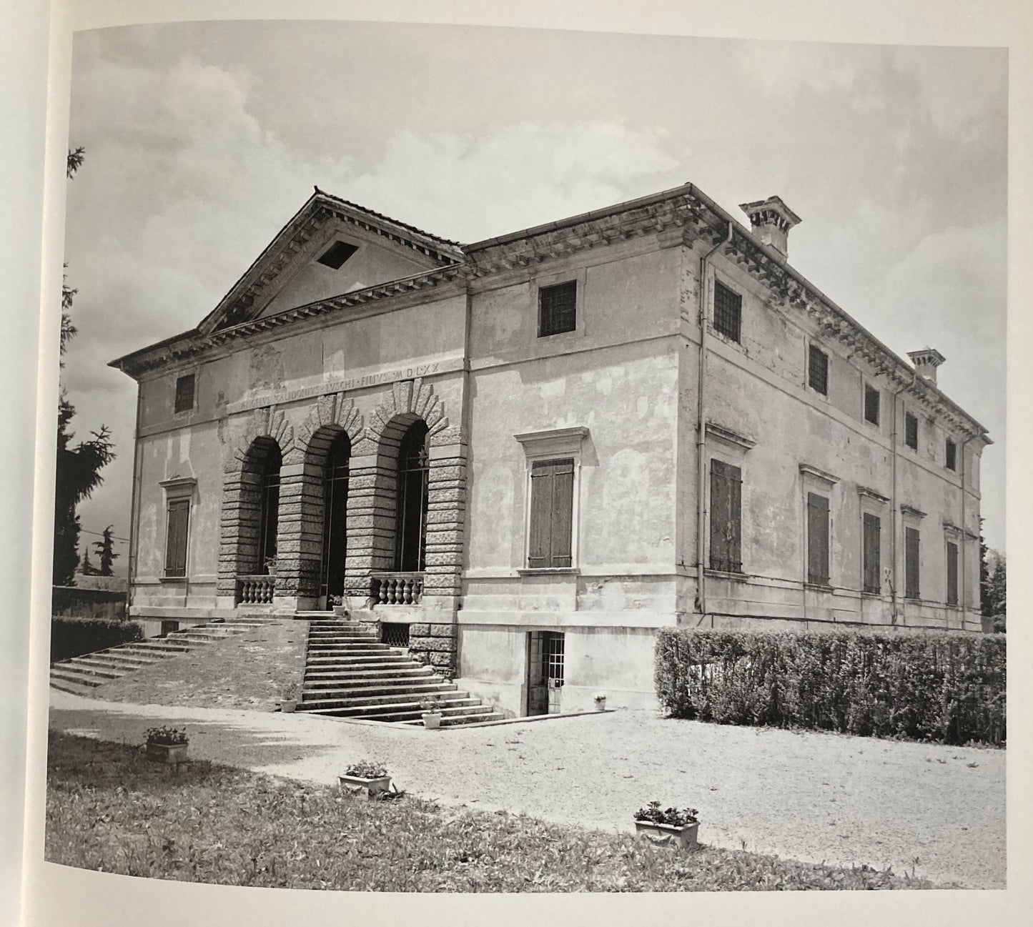 Trager, Philip. The Villas of Palladio. Photographs by Philip Trager. Text by Vincent Scully.