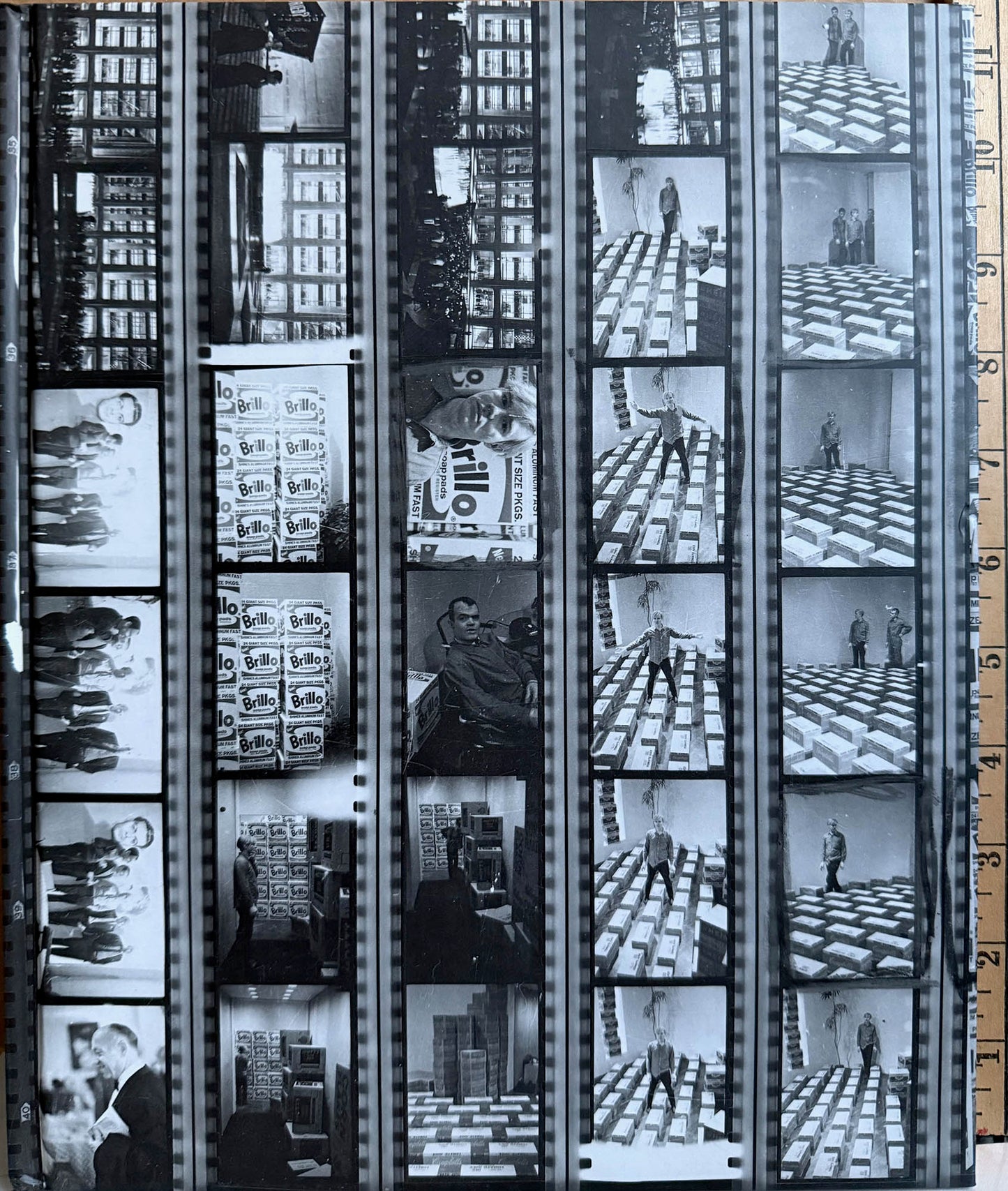 McDarrah, Fred W. New York Scenes. Photos by Fred W. McDarrah. Introduction by Sean Wilentz.
