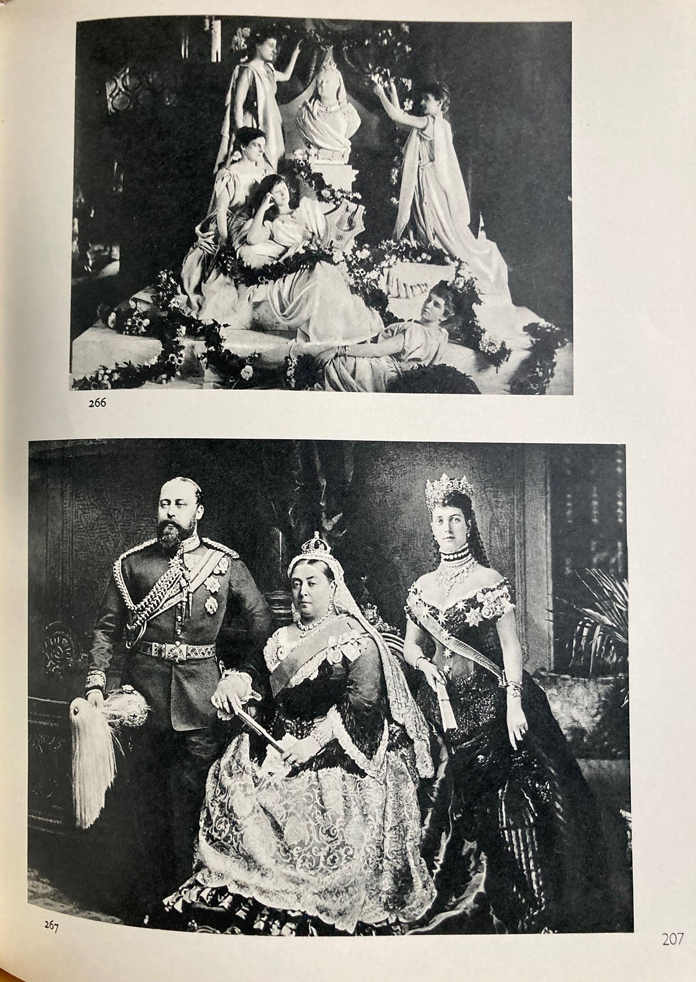 Queen Victoria. Victoria R. A Biography with 400 Illustrations Based on Her Personal Photograph Albums by Helmut and Alison Gernsheim.