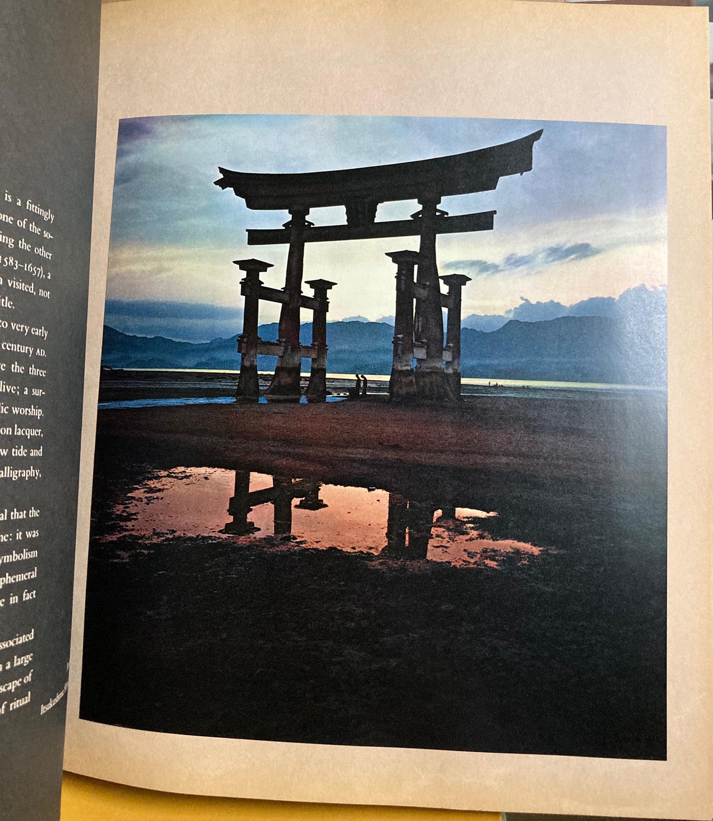 Japan in Color. Photographs by Roloff Beny. Text by Anthony Thwaite.