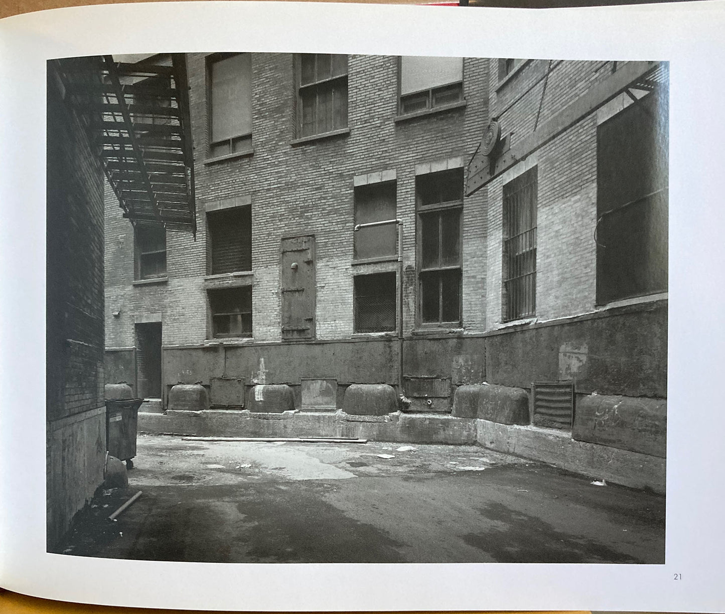 Thall, Bob. City Spaces: Photographs of Chicago Alleys. Photographs by Bob Thall.