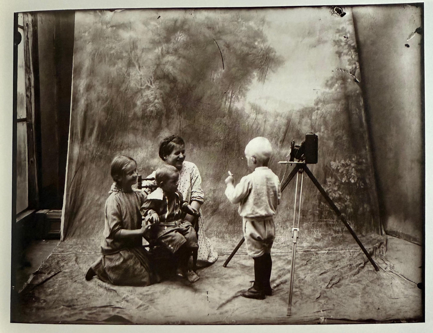 Deriaz. La Famille Deriaz. Five Generations of Swiss Photographers by Charles-Henri Favrod.