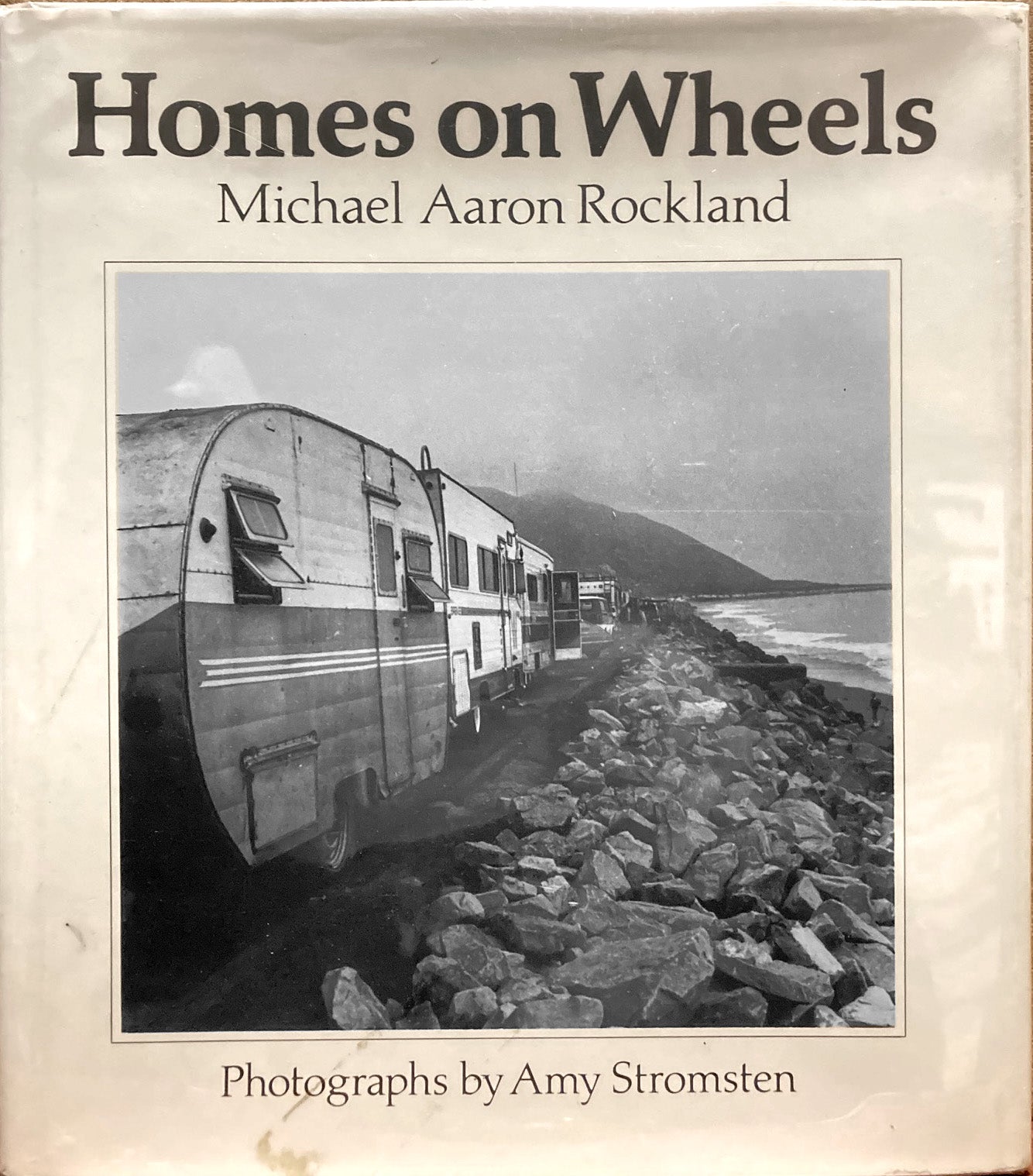 Stromsten, Amy. Homes on Wheels by Michael Aaron Rockland with photographs by Amy Stromsten.