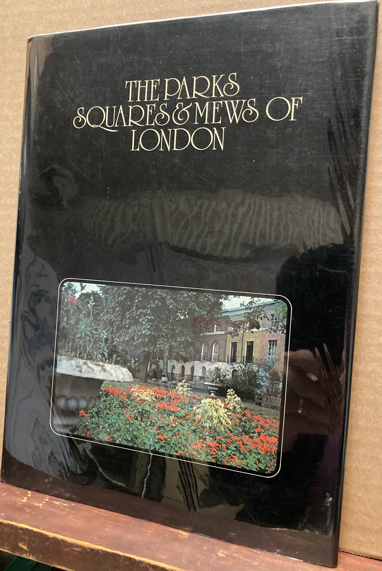 Canetti, Nicolai and Sandy Lesberg. The Parks, Squares & Mews of London.